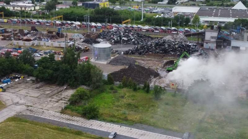 Pożar na złomowisku w Stenie